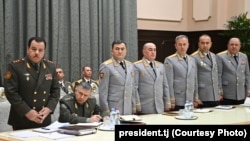 Министр обороны РТ Шерали Мирзо (первый слева)