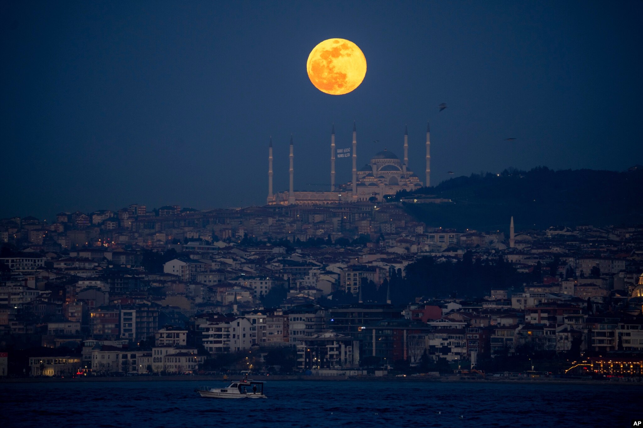 Hëna e plotë mbi minaret e xhamisë Camlica në Stamboll.