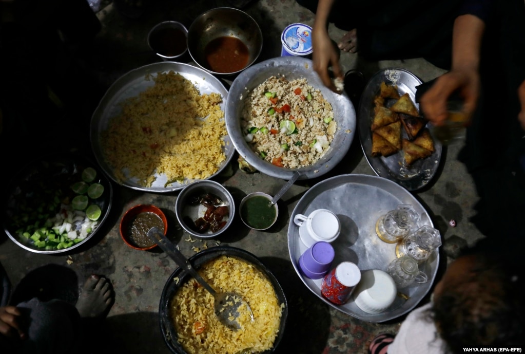 Ushqimet e iftarit brenda një kampi për personat e zhvendosur brenda vendit të strehuar në Sana, Jemen.