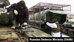 Российский армейский бензозаправщик, защищенный решеткой от обстрела. РФ, 15 февраля 2023 года