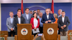 Prestavnici opozicije u RS-u na konferenciji za medije u Banjaluci, za desnom govornicom Milan Miličević, predsjednik SDS-a (foto-arhiv)