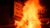 O secție de poliție în flăcări în timpul unei demonstrații, după ce Consiliul Constituțional al Franței a aprobat elementele cheie ale reformei pensiilor președintelui francez, la Rennes, în vestul Franței, la 14 aprilie 2023