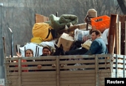 Sarajevski Srbi koji su napustili grad u martu 1996. godine.