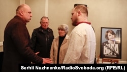 Журналіст «Схем» Сергій Андрушко спілкується з сином та батьками Віри Гирич