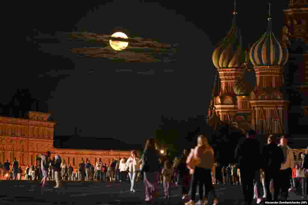 A super blue moon shines over Red Square in Moscow.&nbsp;