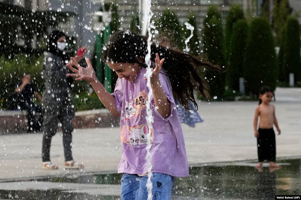 Una giovane ragazza si rinfresca in una fontana dell'Ebrahim Park di Teheran quando la temperatura ha raggiunto i 38 gradi Celsius il 1° agosto. I media statali hanno riferito che questa settimana le temperature hanno superato i 51 gradi Celsius nella città meridionale di Ahvaz. 