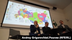Спикеры форума на фоне карты пост-России, поделенной на независимые государства. Крайний слева — Ахмед Закаев.