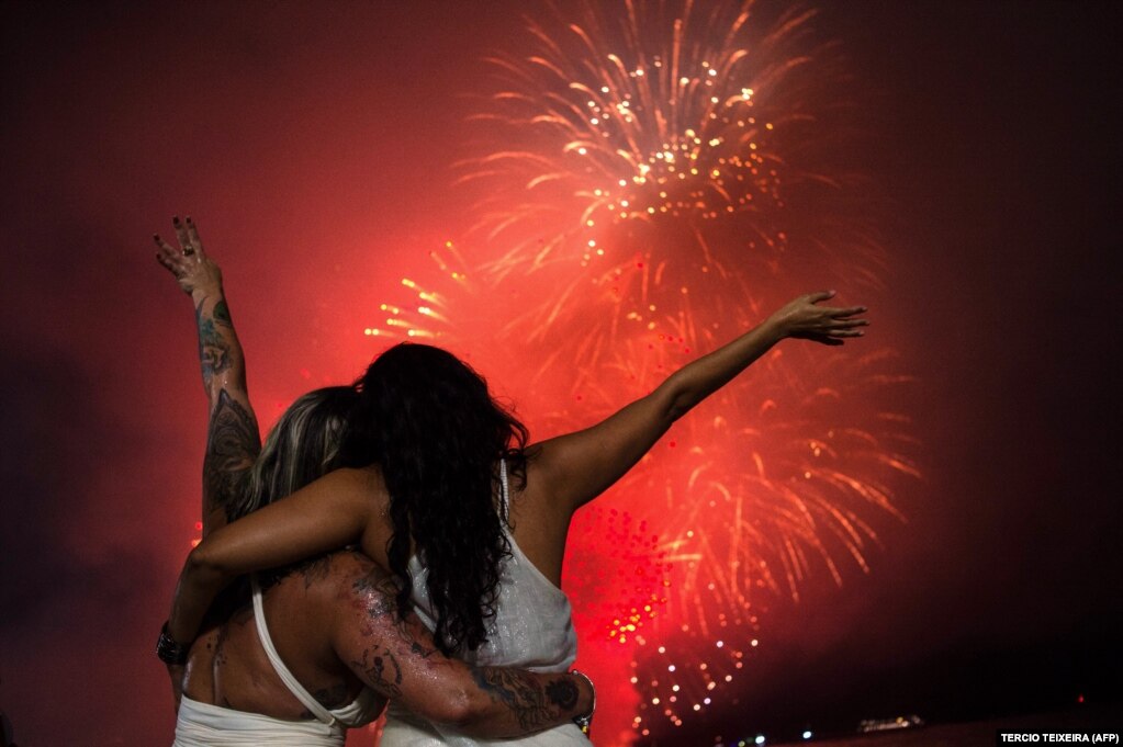 Dy vajza festojnë Vitin e Ri në plazhin Kopakabana në Rio de Zhaneiro të Brazilit më 1 janar 2024.&nbsp;