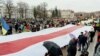 Беларускі сьцяг на мітынгу ў Вільні, 24 лютага 2024