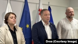 ელენე ხოშტარია (მარცხნივ), ალექსი პეტრიაშვილი (ცენტრში), ზურა ჯაფარიძე