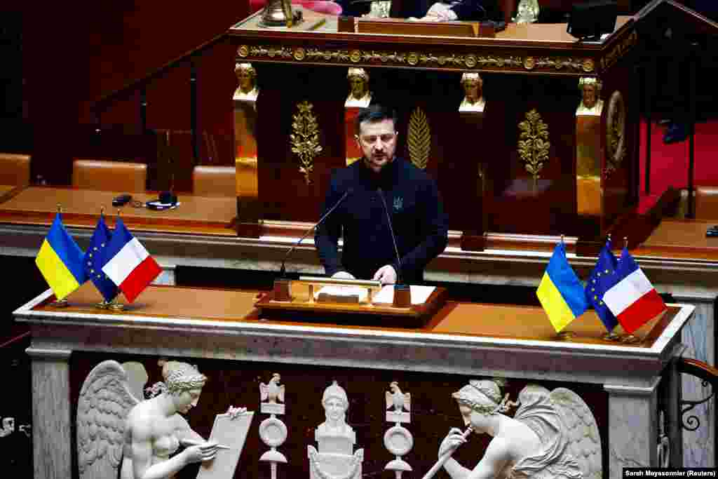 Zelenski se prethodno obratio poslanicima francuske Narodne skupštine, gde je rekao da je mir koji je Evropa uživala od kraja Drugog svetskog rata izbrisan agresijom Rusije, koja je pokrenula invaziju na Ukrajinu 2022. i koja predstavlja pretnju za ceo kontinent.