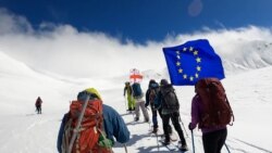 Egy kaukázusi hegycsúcson kitűzték az EU zászlaját