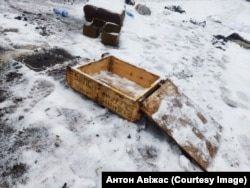 Ящик від боєкомплекту біля розбитої російської колони «Градів», 25 лютого 2022 року