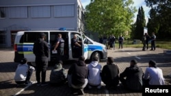 شماری از پناهجویان غیرقانونی که از سوی پولیس جرمنی بازداشت شده اند