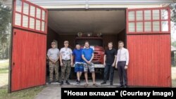 ДПК Устькулойского сельского поселения, деревня Мелединская. Слева направо: Сергей Рогозин, старший член команды; Андрей Оняков, водитель (его отец тоже был пожарным); Фёдор и Александр Жильцовы, сыновья Сергея Жильцова. Фото: Юлия Невская
