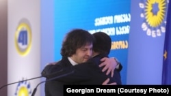 2024 წლის 1 თებერვალი: ახალი პრემიერი ირაკლი კობახიძე ეხვევა წინამორბედს, ირაკლი ღარიბაშვილს.