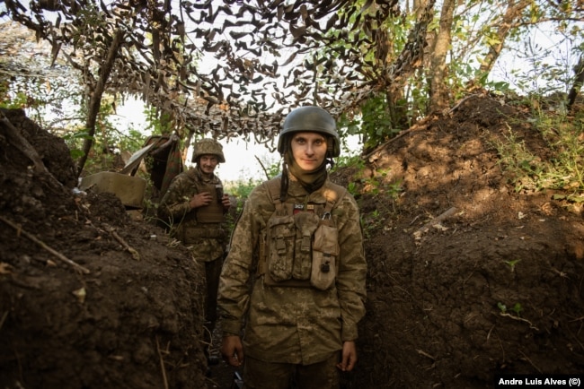 Юрій (праворуч) і Віктор тримають окопи менш ніж за 200 метрів від російських позицій