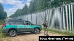Польский пограничник на границе с Беларусью, октябрь 2023 года