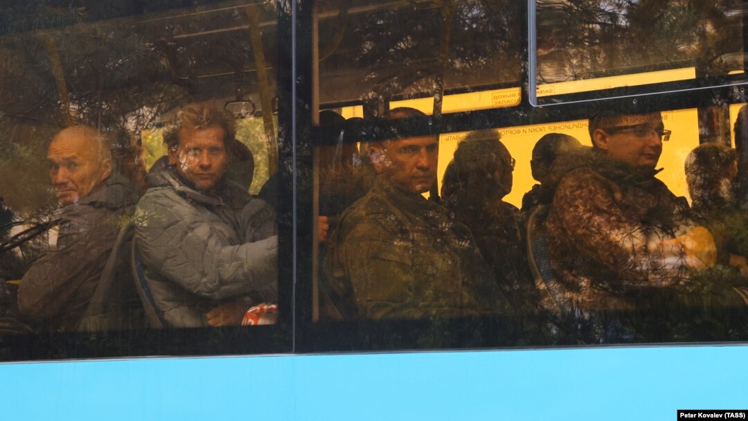 Bărbați ruși mobilizați la război, într-un autobuz în fața unui comisariat militar din Sankt Petersburg, 26 septembrie 2022.