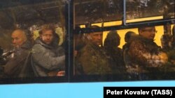 Bărbați ruși mobilizați la război, într-un autobuz în fața unui comisariat militar din Sankt Petersburg, 26 septembrie 2022.