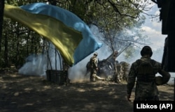 Українські військові ведуть вогонь із гармати поблизу Бахмуту на Донеччині,12 травня 2023 року