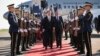 Kryeministri i Kosovës, Albin Kurti, ai i Holandës, Mark Rutte dhe kryeministri i Luksemburgut, Xavier Bettel, në Aeroportin e Prishtinës. 4 korrik 2023.
