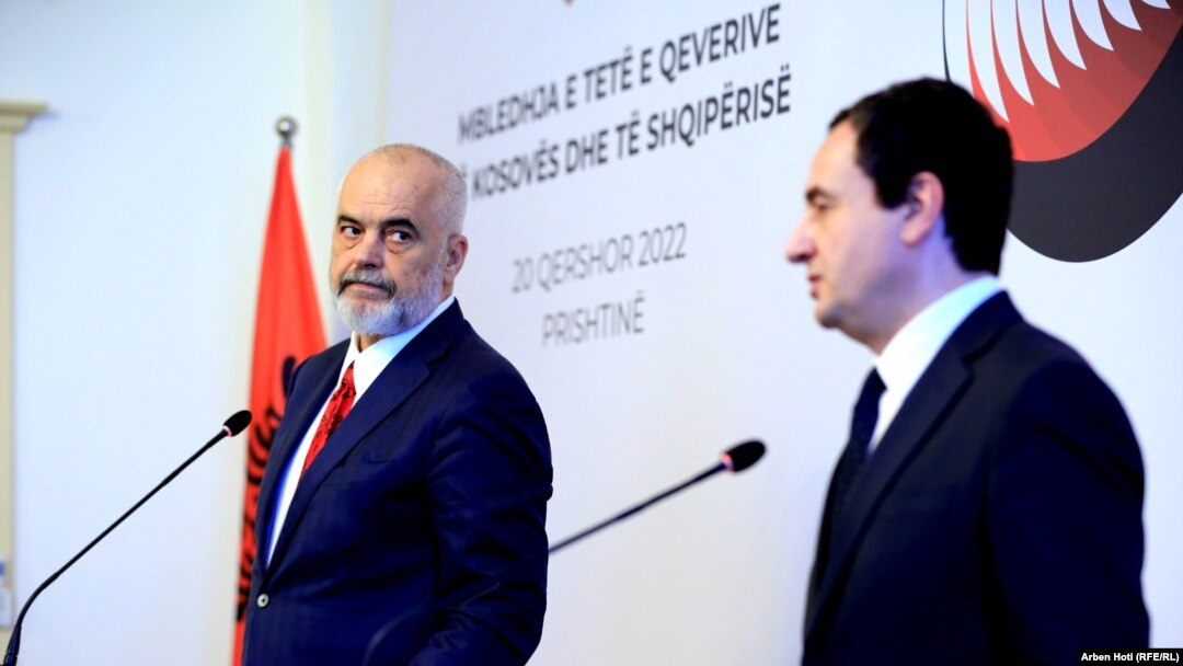 Kryeministri i Shqipërisë, Edi Rama, dhe ai i Kosovës, Albin Kurti, gjatë një konference të përbashkët për media. Fotografi nga arkivi. 
