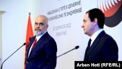 Kryeministri i Shqipërisë, Edi Rama, dhe ai i Kosovës, Albin Kurti, gjatë një konference të përbashkët për media. Fotografi nga arkivi. 