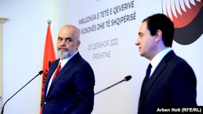 Shqipëria nënshkruan 13 marrëveshje me Kosovën, Rama në pritje të takimit  me Kurtin