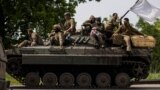 Українські військовополонені їдуть на БМП після обміну 
