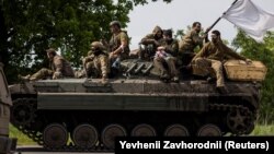 Українські військовополонені їдуть на БМП після обміну 