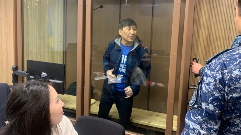 Активист Жылынбаев соттун ачык өтүшүн талап кылып, оозун тигип алды