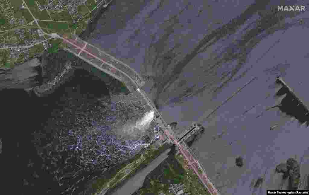 O imagine din satelit arată barajul Nova Kakovka pe 5 iunie. Barajul și centrala hidroelectrică dintr-o regiune din sudul Ucrainei controlată de Rusia au fost în mod repetat țintele atacurilor, ambele părți acuzându-se reciproc de bombardamente.