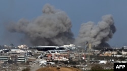 Füst gomolyog a Gázai övezet felett 2023. december 29-én