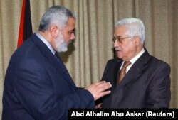 Ismail Haniyeh (st) și președintele palestinian din Cisiordania, Mahmoud Abbas (dr), 2007.