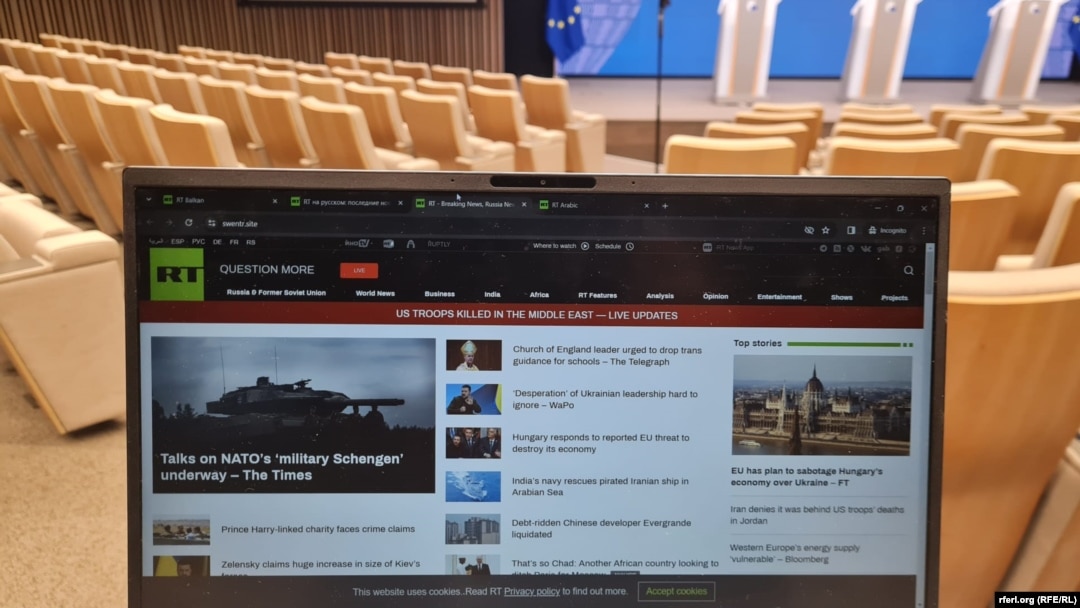 Postul media RT, susținut de Kremlin, poate fi accesat cu ușurință în interiorul clădirii Comisiei Europene, în ciuda faptului că site-urile sale au fost suspendate de Consiliul European în primele săptămâni ale invaziei rusești în Ucraina, în februarie 2022.