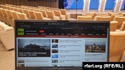 Postul media RT, susținut de Kremlin, poate fi accesat cu ușurință în interiorul clădirii Comisiei Europene, în ciuda faptului că site-urile sale au fost suspendate de Consiliul European în primele săptămâni ale invaziei rusești în Ucraina, în februarie 2022.