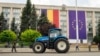 Tractor în Piața Marii Adunări Naționale, în timpul protestelor agricultorilor din iunie 2023.