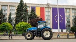 Agricultorii au protestat cu tractoarele la Guvern