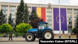 Tractor în Piața Marii Adunări Naționale, în timpul protestelor agricultorilor din iunie 2023.