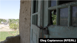 Ташландык йортка асылган йозак. Иллюстратив фото