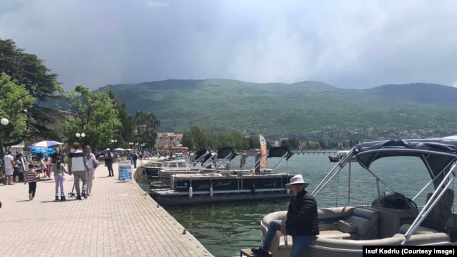 Liqeni i Ohrit në pjesën jugperëndimore të Maqedonisë së Veriut.