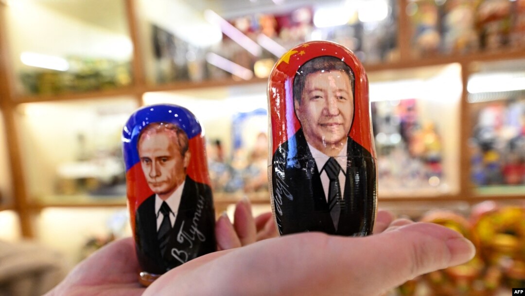 Păpuși matrioșca, înfățișându-i pe președintele chinez Xi Jinping și pe președintele rus Vladimir Putin.
