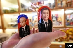 Матрьошки із зображенням Путіна і Сі Цзіньпіна. А що всередині?