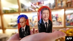 Un magazin de cadouri din centrul Moscovei vindea, luni, păpuși tradiționale matrioșca cu chipurile președinților Vladimir Putin și Xi Jinping. Acesta din urmă se află în perioada 20 – 22 martie 2023 în vizită de stat la Moscova
