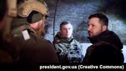 Президент України Володимир Зеленський під час відвідин військових на позиціях у Роботиному (Запорізька область), 4 лютого 2024 року