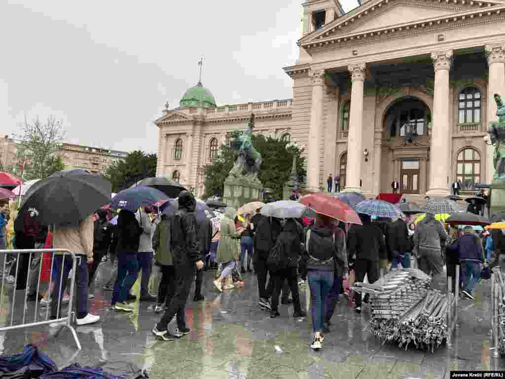 S obzirom na veliki broj okupljenih, pomerena je zaštitna ograda oko zgrade Skupštine, kako bi učesnici protesta uspeli da se probiju preko Takovske ulice do zgrade Radio-televizije Srbije.