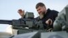 Liderul cecen Kadîrov se plimbă cu tancul rusesc modernizat T-72 la Groznîi, mai 2023. (Stop cadru - TASS) 