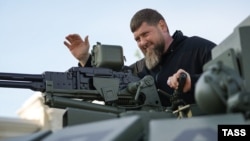 Liderul cecen Kadîrov se plimbă cu tancul rusesc modernizat T-72 la Groznîi, mai 2023. (Stop cadru - TASS) 