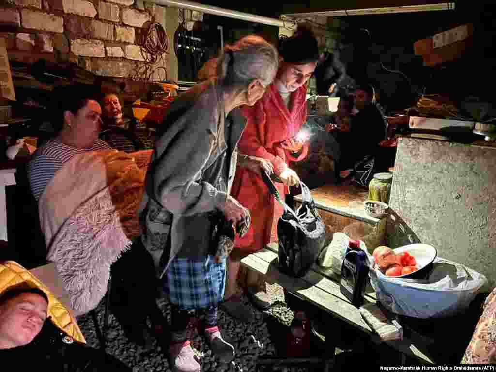 Люди прячутся в подвале в Степанакерте, 20 сентября&nbsp;